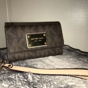 Michael Kors Wristlet Folio Case For iPhone 5💐
